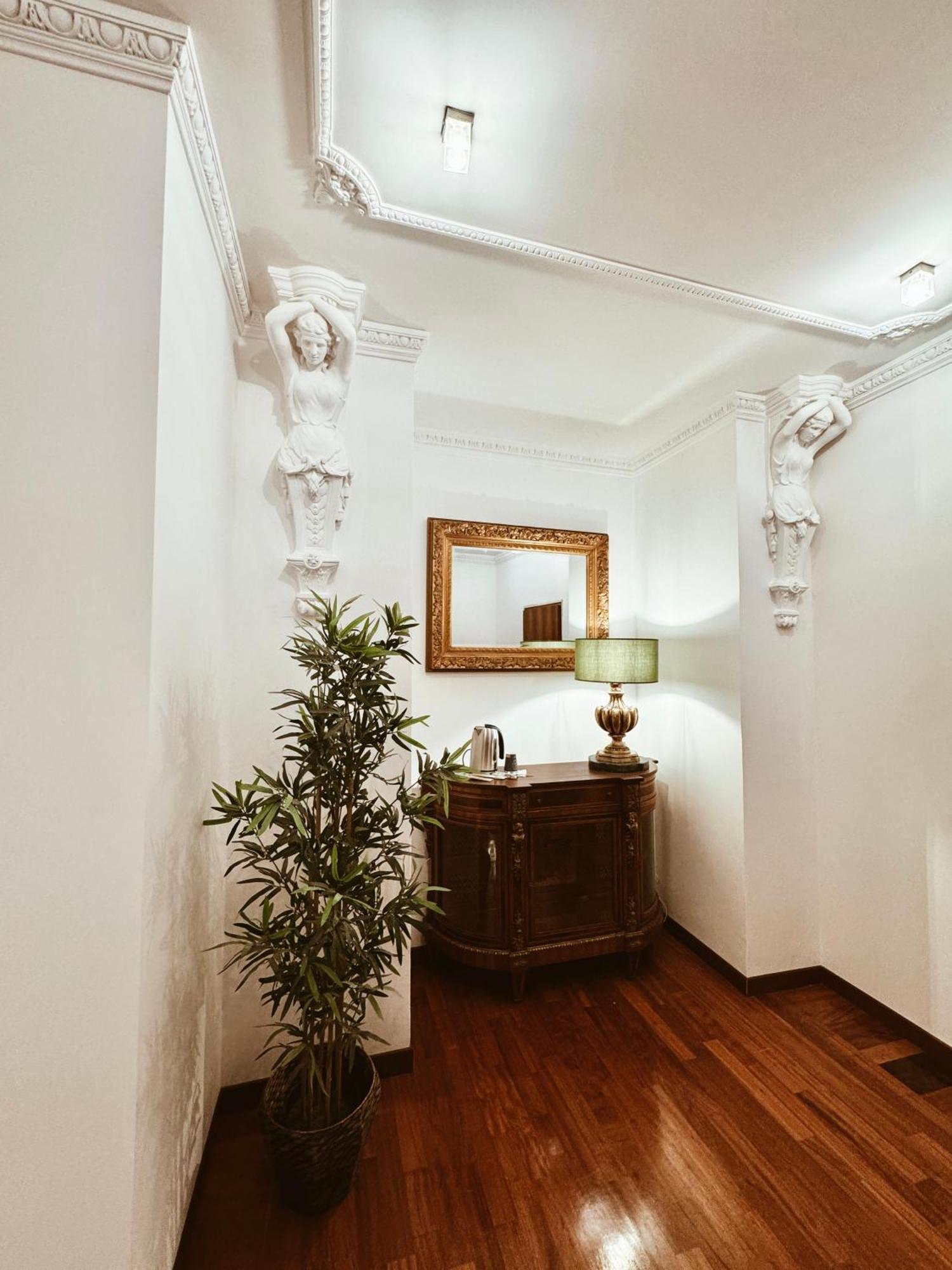 Residenza Tritone Luxury Trevi Fountain Gasthof *